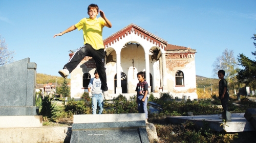 Albanski dečaci skrnave srpske grobove