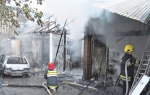 Vatrogasci sprečili da se požar proširi na obližnje stanove