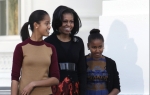 Mišel Obama sa ćerakama dočekala jelku za Božićne praznike / Foto: Reuters