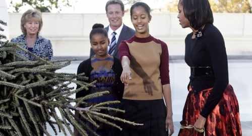 Mišel Obama sa ćerakama dočekala jelku za Božićne praznike / Foto: Reuters | Foto: 