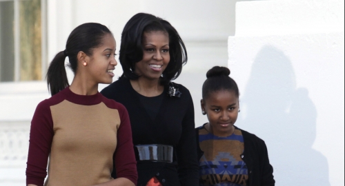 Mišel Obama sa ćerakama dočekala jelku za Božićne praznike / Foto: Reuters | Foto: 