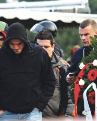 Uz brojne zvezdaše, na Bežanijskom groblju se pojavilo i nekoliko desetina „grobara“, „taurunum  bojsa“ iz Zemuna. Među 3.000 lj