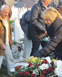Lepa Brena sahranila je juče majku Ifetu jahić na Meraja groblju