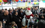 Premijer obradovao decu novogodišnjim paketićima: Ivica Dačić