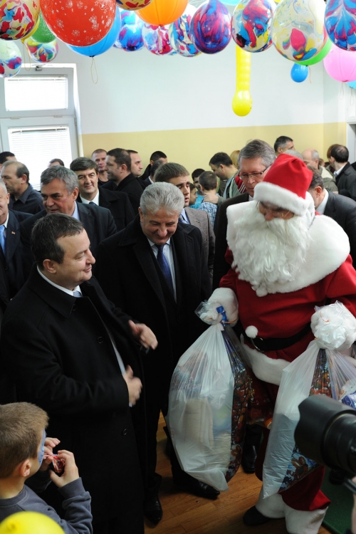 Premijer obradovao decu novogodišnjim paketićima: Ivica Dačić