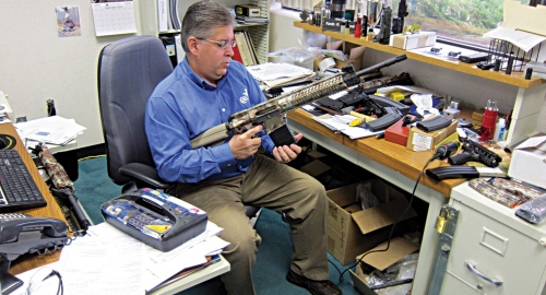 Udruženje škola u Kaliforniji kupilo 14  poluautomatskih pušaka „kolt LE6940“  na kojima će se obučiti nastavno osoblje