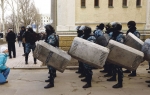 Specijalci ispred zgrade  parlamenta na Krimu
