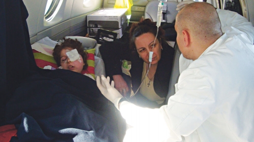 Anastasija sa majkom  i lekarima juče u avionu