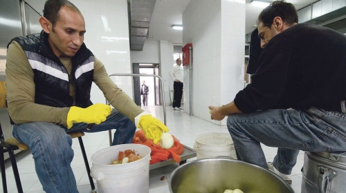 Osuđenici  pomažu u  spremanju hrane