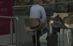 Žrtva sedi u kafeu na aerodromu