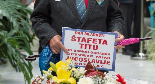 Nekadašnji nosilac štafete odaje poštu Josipu Brozu Titu u "Kući cveća" u Beogradu | Foto: Tanjug/Srđan Ilić