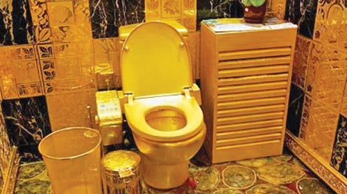 Ovaj zlatni  toalet košta  čak pet  miliona  dolara