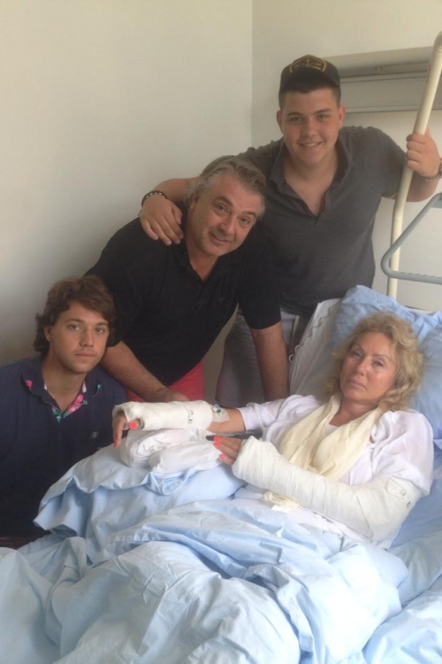 Lepa Brena sa porodicom u bolnici