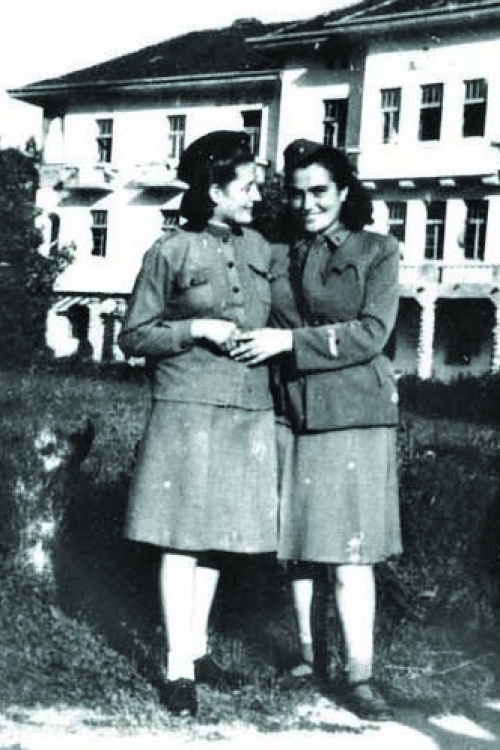 Jedna od retkih  sačuvanih ratnih  fotografija Jovanke  Broz (desno): Sa ratnom  drugaricom posle  Sremskog fronta, 1945.