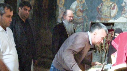 Celivanje  ikone u  manastiru  Gračanica