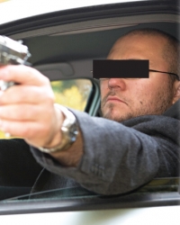 Dvojica nasilnika sa repetiranim pištoljima  BMW-om uleteli u baštu kafića u mestu  Đevrske kod Knina vičući: „Ima li ovde četni