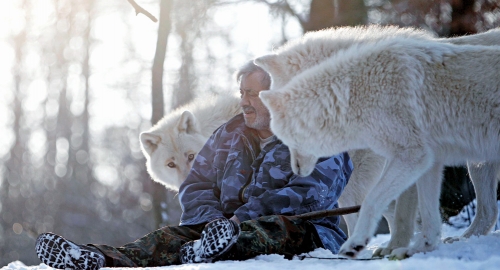 Uživa u društvu divljih životinja | Foto: Reuters