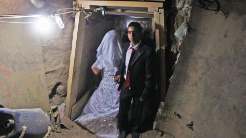 Mlada je bila  u venčanici, a  mladoženja je  nosio odelo:  Manal abu  Šanar i Emad  al Malala