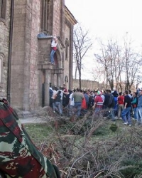 Vojnik KFOR-a posmatra uništavanje crkve