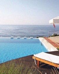 Gradić je kombinacija bogatog noćnog  života, luksuznih hotela i kristalno čistog Egejskog mora