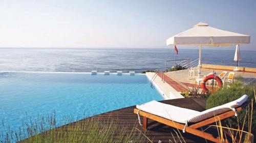 Gradić je kombinacija bogatog noćnog  života, luksuznih hotela i kristalno čistog Egejskog mora