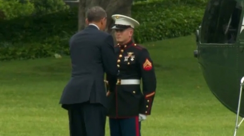 Obama zaboravio da salutira marincu!