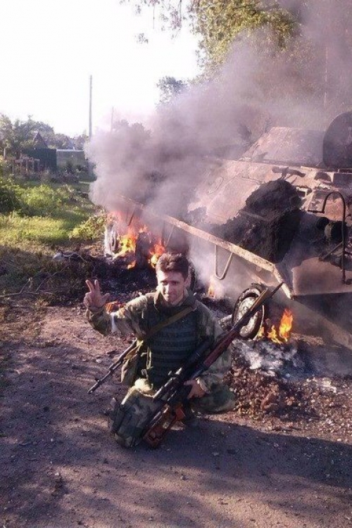 Srbin u ranijoj akciji kraj uništenog ukrajinskog vozila