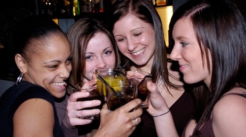 alkohol cirkanje piće žurka Foto: Profimedia