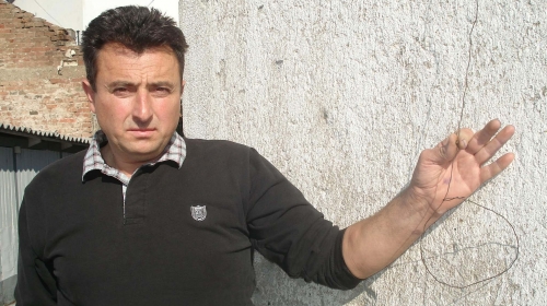 Goran Stojanović pokazuje zamku za zečeve koju je pronašao