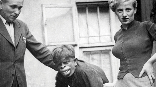 Fotografija čoveka majmuna koja je nastala 1937. godine izazvala je veliku debatu na internetu