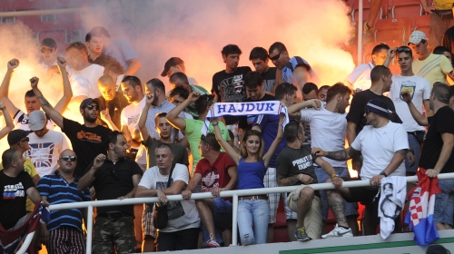 Navijači “torcide”  su se na čudan način  zabavljali na meču  Hajduk-Osijek