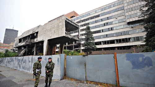 Ministarstvo odbrane i Vojska Srbije počeli su juče raščišćavanje ruševina dela zgrade B bivšeg Generalštaba u Beogradu