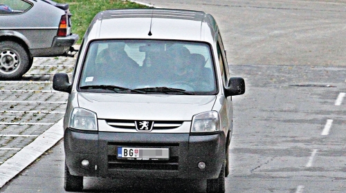 U trenutku kad je naš fotoreporter  hteo da slika Leontijevićevu  i Škorića, bivša misica brzinom  svetlosti utrčala u automobil