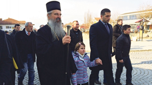 Ministar sporta  sa vladikom Teodosijem u šetnji Prizrenom