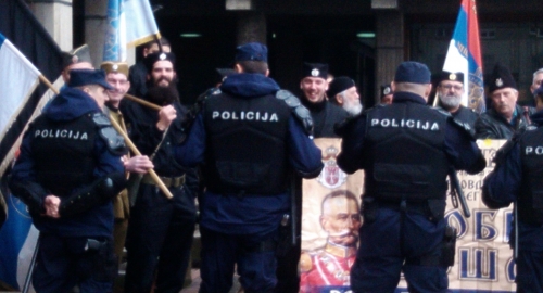 Četnici i partizani pred Palatom pravde | Foto: Milorad Milanković | Foto: 