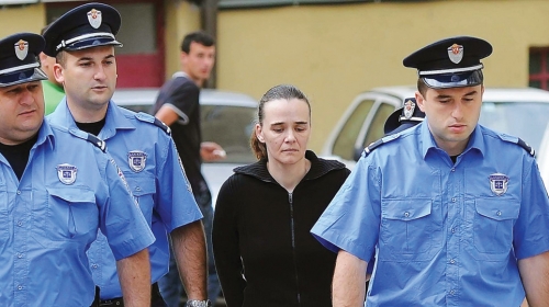 Policija dovodi  Maru na suđenje