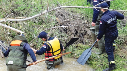 Spasioci su pretraživali  reku u potrazi za  nesrećnim mališanima