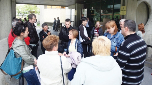 Ojađeni putnici juče ispred turističke inspekcije na Novom Beogradu