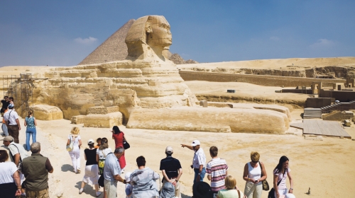 Originalna sfinga među piramidama na platou Giza, nedaleko od Kaira