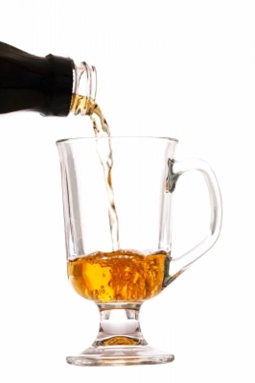 sipanje viskija u čašu