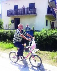Zaratili zbog spomenika: Dragoljub Nešković (na biciklu) i Živko Janković