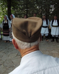 Srbin, kolo, narodna nošnja, šajkača