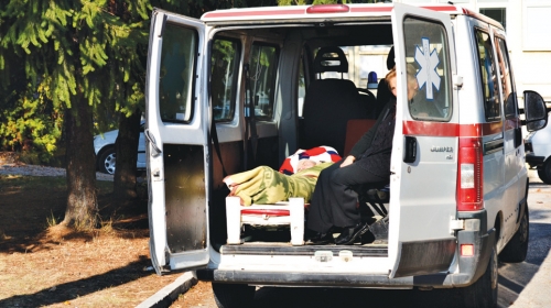 Nesrećni starac zarobljen u vozilu saniteta