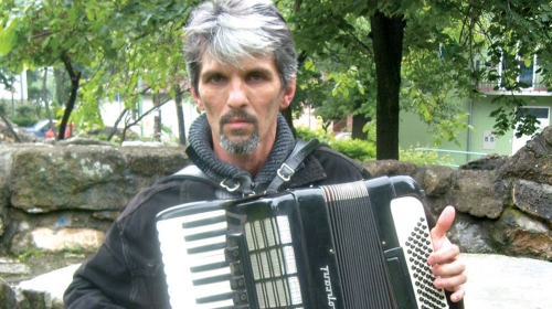 Saši Filipoviću (47) Poreska zbog  duga 1995. zaplenila instrument  koji je potom nestao. Sada, posle  18 godina, od njega potra