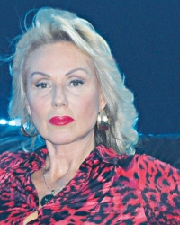 Prva pritrčala u pomoć  takmičaru: Lepa  Brena