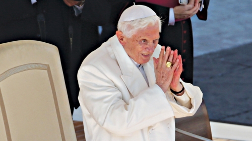 Prvi papa posle  600 godina koji  dobrovoljno napušta  tron Svetog Petra:  Benedikt XVI