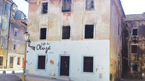 Kafić Oluja  u napuštenoj  srpskoj kući u  centru Obrovca