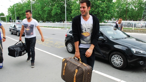 Žarko nosi fensi kofer, a Željko običnu torbu