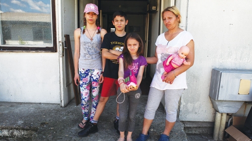 Dobili smo konzerve  i vodu, deca  pitaju za voće: Gordana  Stefanović sa decom