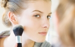 Teška šminka može  da začepi pore i  prouzrokuje akne,  pa se na visokim  temperaturama  preporučuje  blaži mejkap